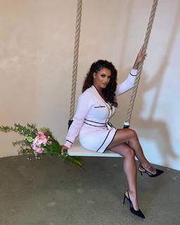 Joy Taylor feet photo thumbnail