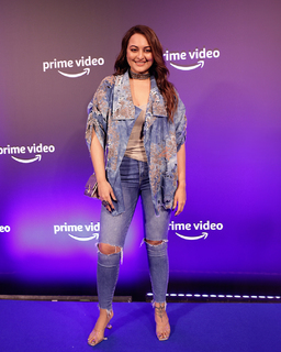 Sonakshi Sinha feet photo thumbnail