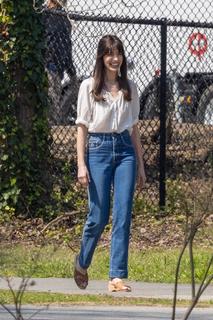 Anne Hathaway feet photo thumbnail
