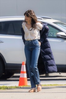 Anne Hathaway feet photo thumbnail