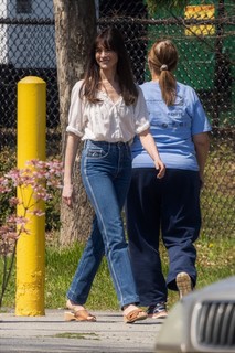 Anne Hathaway feet photo thumbnail