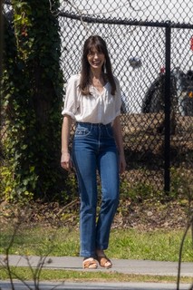 Anne Hathaway feet photo thumbnail