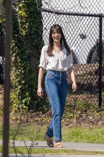 Anne Hathaway feet photo thumbnail