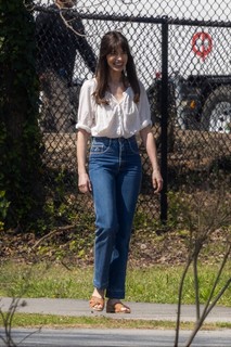 Anne Hathaway feet photo thumbnail