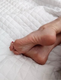 Kyle Unfug feet photo thumbnail