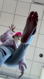 Kyle Unfug feet photo thumbnail