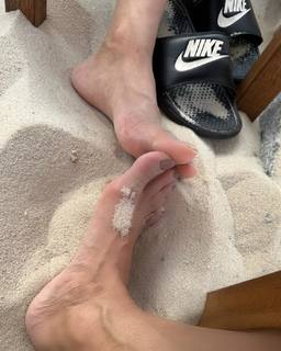 Mouni Roy feet photo thumbnail