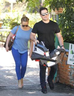 Hilary Duff feet photo thumbnail