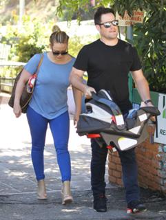 Hilary Duff feet photo thumbnail