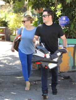 Hilary Duff feet photo thumbnail