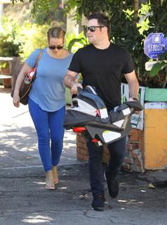 Hilary Duff feet photo thumbnail