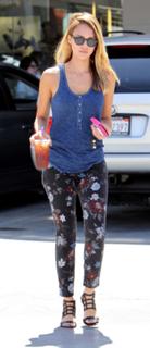 Jessica Alba feet photo thumbnail