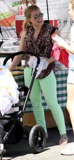 Hilary Duff feet photo thumbnail