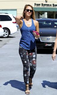 Jessica Alba feet photo thumbnail