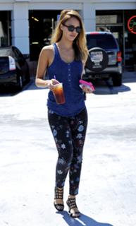Jessica Alba feet photo thumbnail