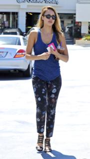 Jessica Alba feet photo thumbnail