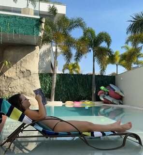 Larissa Manoela feet photo thumbnail