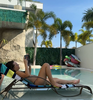 Larissa Manoela feet photo thumbnail