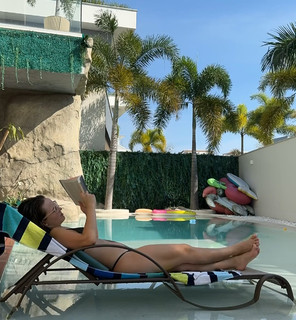 Larissa Manoela feet photo thumbnail