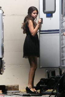 Selena Gomez feet photo thumbnail