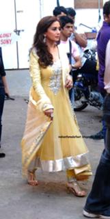 Madhuri Dixit feet photo thumbnail