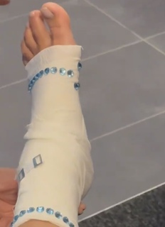 Julia Wieniawa-Narkiewicz feet photo thumbnail