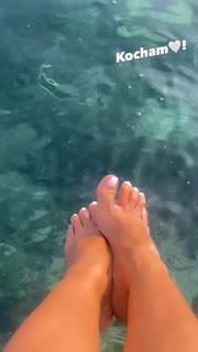 Edyta Górniak feet photo thumbnail