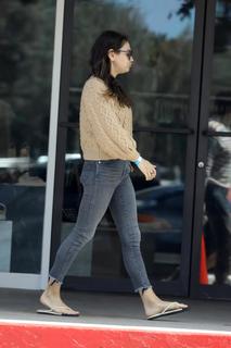 Mila Kunis feet photo thumbnail