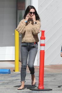 Mila Kunis feet photo thumbnail