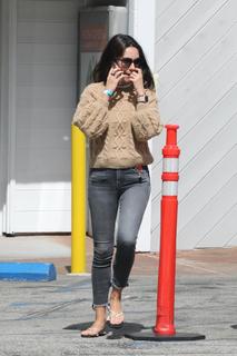 Mila Kunis feet photo thumbnail