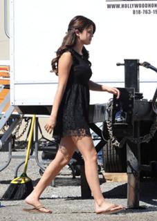 Selena Gomez feet photo thumbnail