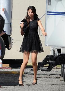 Selena Gomez feet photo thumbnail