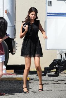 Selena Gomez feet photo thumbnail