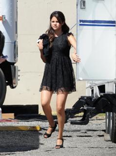 Selena Gomez feet photo thumbnail