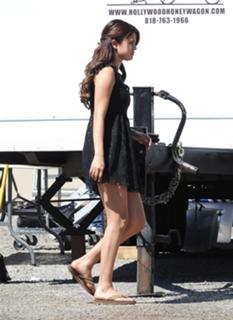 Selena Gomez feet photo thumbnail
