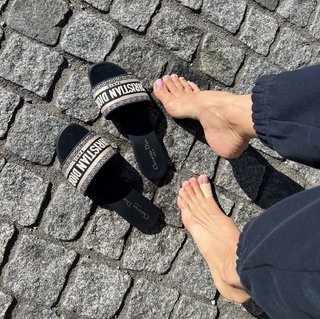 Emma Lovett feet photo thumbnail