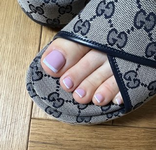 Emma Lovett feet photo thumbnail