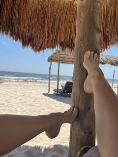 Emma Lovett feet photo thumbnail