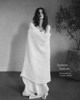 Camila Morrone feet photo thumbnail