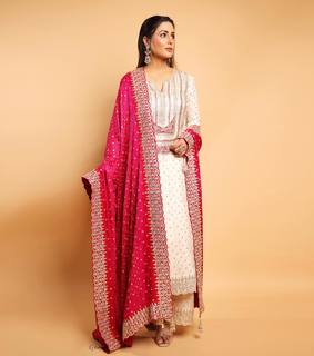 Hina Khan feet photo thumbnail