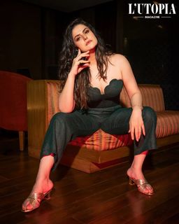 Zareen Khan feet photo thumbnail