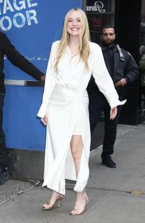 Dakota Fanning feet photo thumbnail