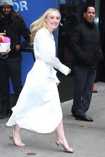 Dakota Fanning feet photo thumbnail