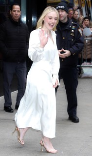 Dakota Fanning feet photo thumbnail