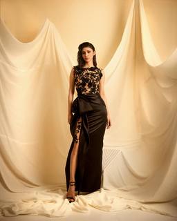 Mouni Roy feet photo thumbnail