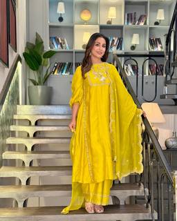 Hina Khan feet photo thumbnail