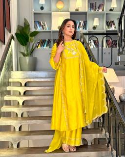 Hina Khan feet photo thumbnail