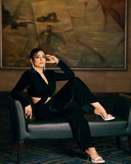 Raveena Tandon feet photo thumbnail