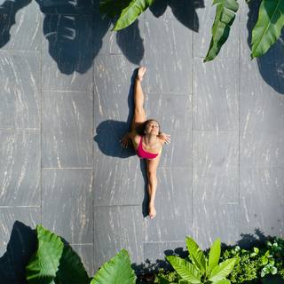 Kino MacGregor feet photo thumbnail
