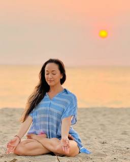 Kino MacGregor feet photo thumbnail